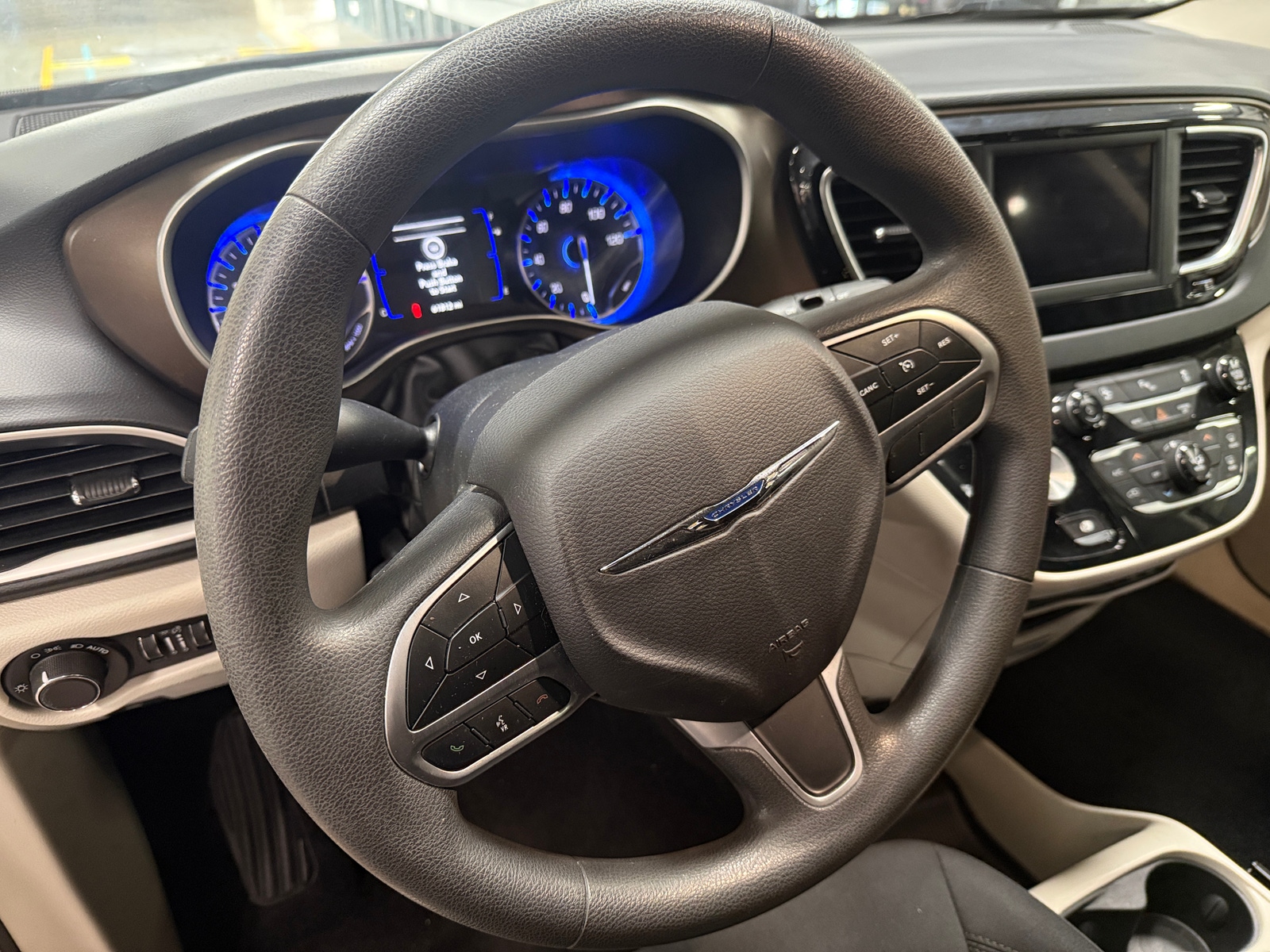 Thumbnail: 2018 Chrysler Pacifica - 5
