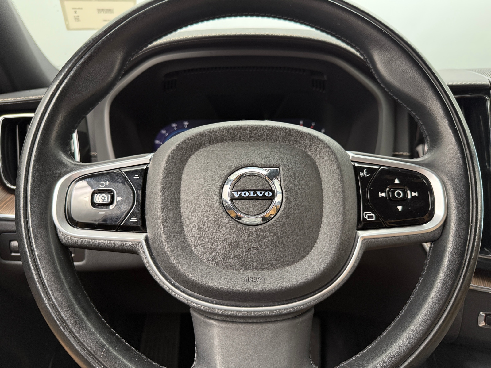 Thumbnail: 2022 Volvo XC60 - 4