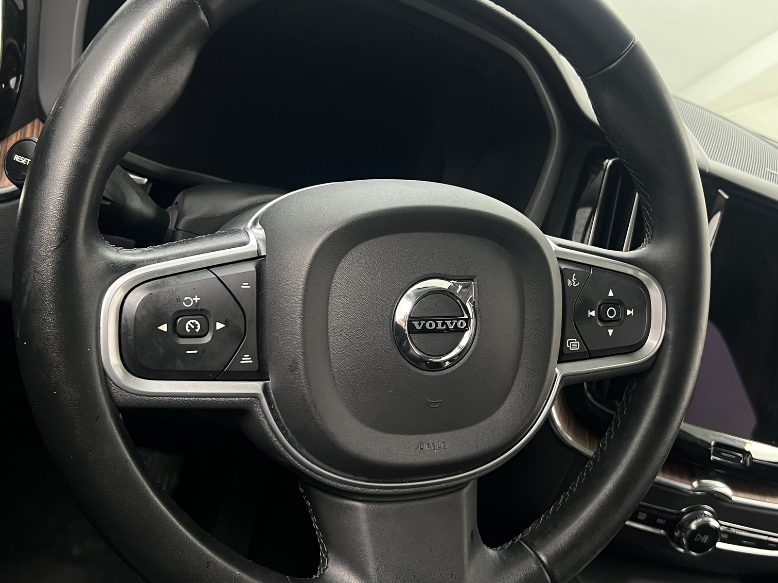 Thumbnail: 2022 Volvo XC60 - 5