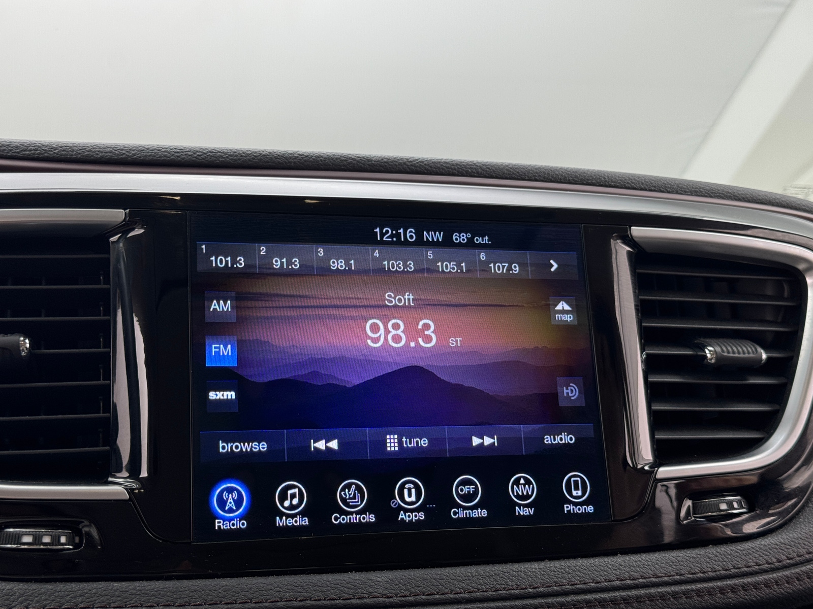 Thumbnail: 2017 Chrysler Pacifica - 3