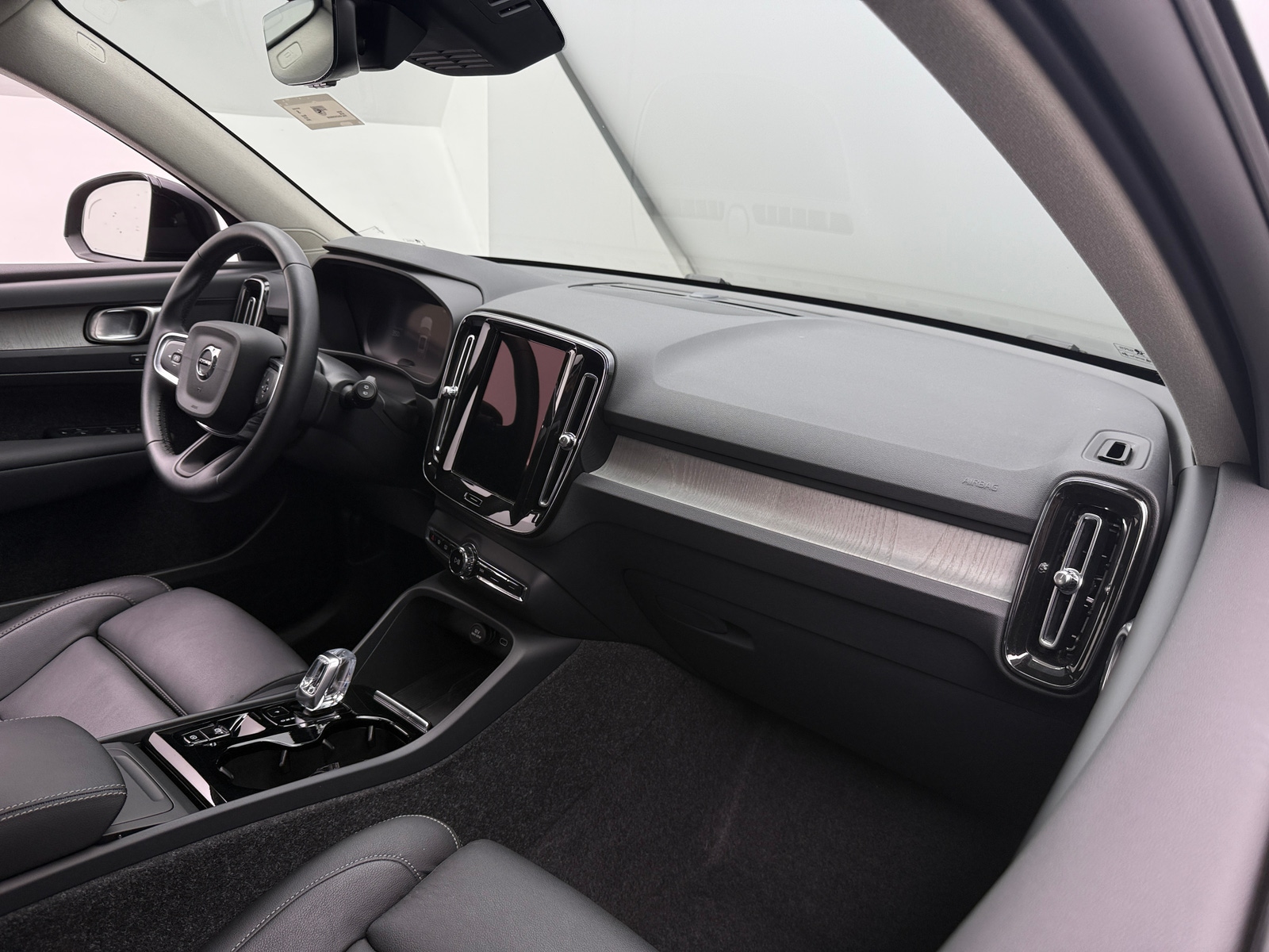 Thumbnail: 2025 Volvo XC40 - 3