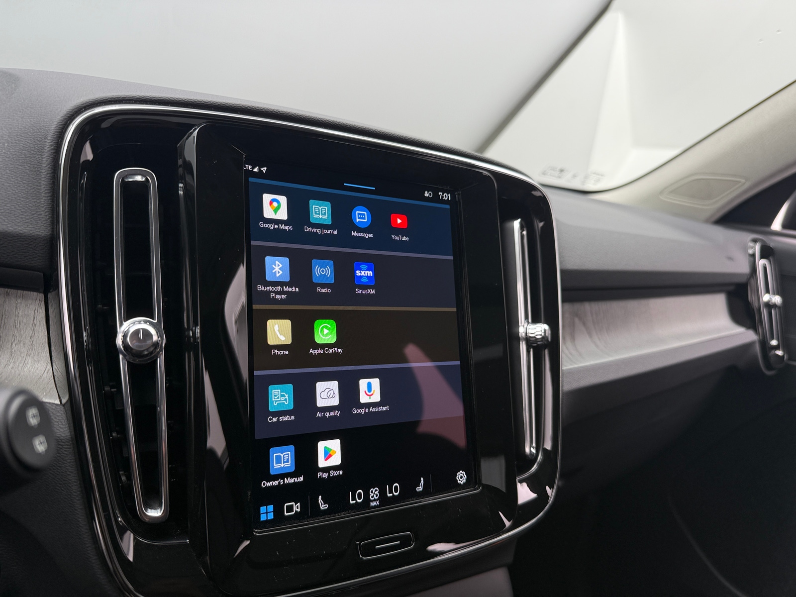 Thumbnail: 2025 Volvo XC40 - 4