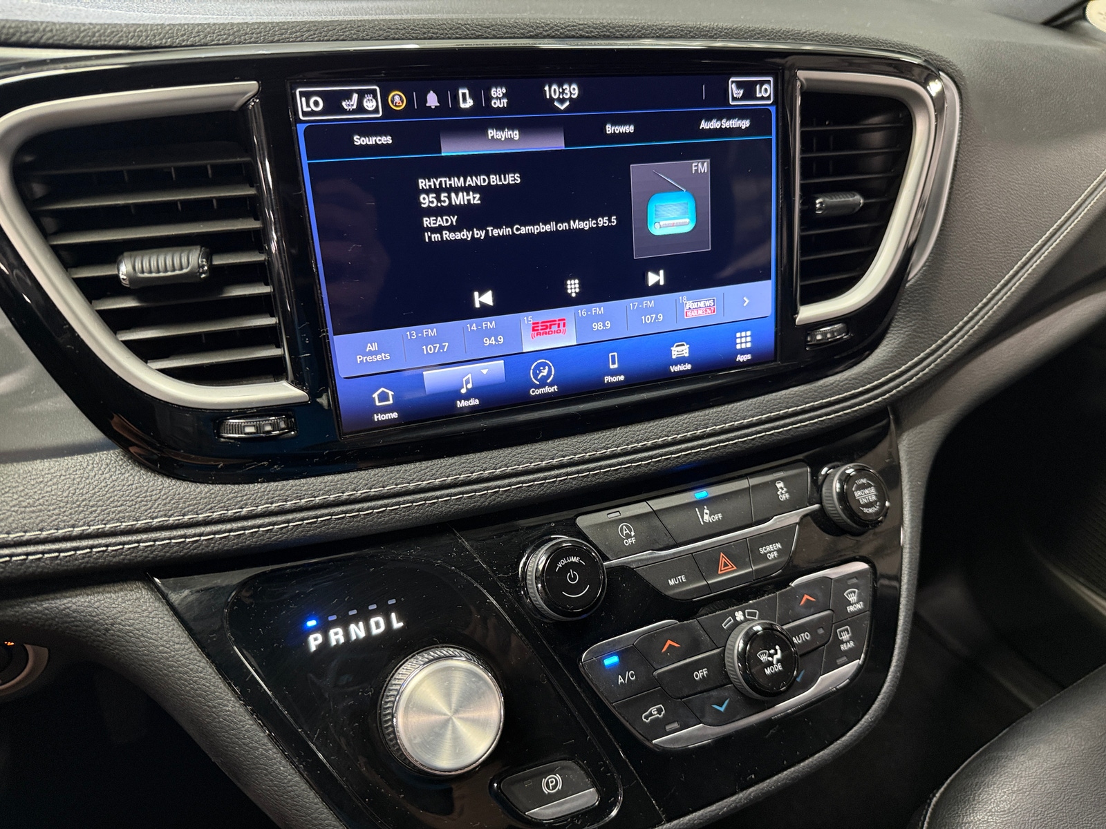 Thumbnail: 2022 Chrysler Pacifica - 3