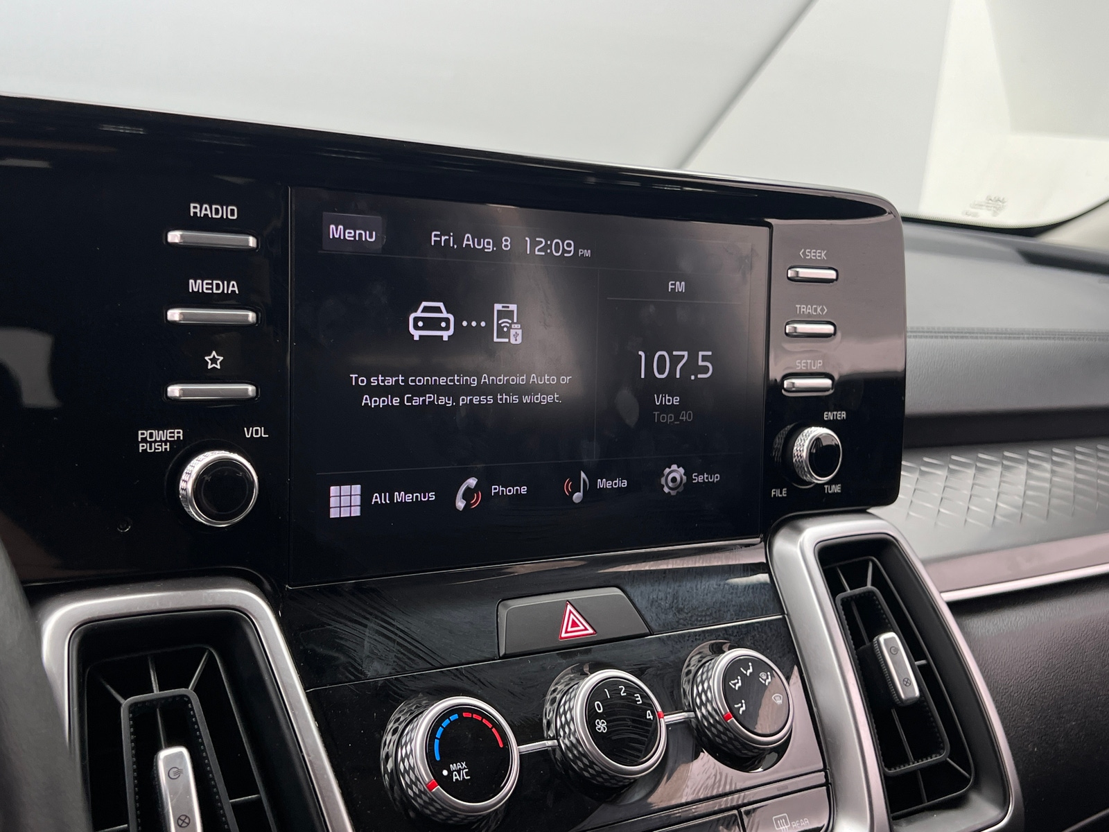 Thumbnail: 2023 Kia Sorento - 4