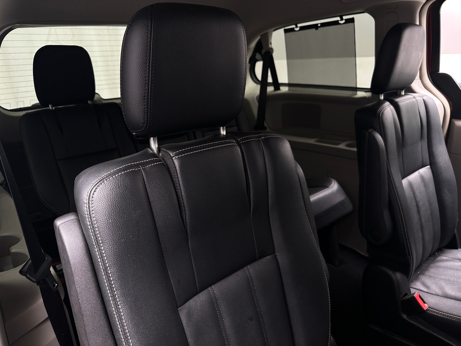 Thumbnail: 2016 Chrysler Town & Country - 5