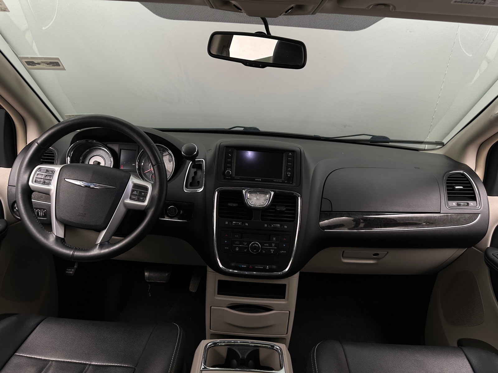 Thumbnail: 2016 Chrysler Town & Country - 2