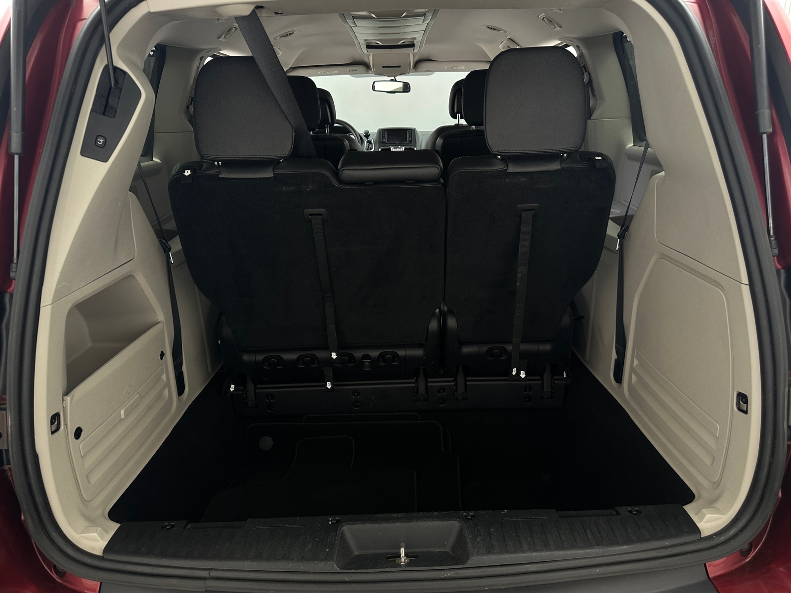 Thumbnail: 2016 Chrysler Town & Country - 6