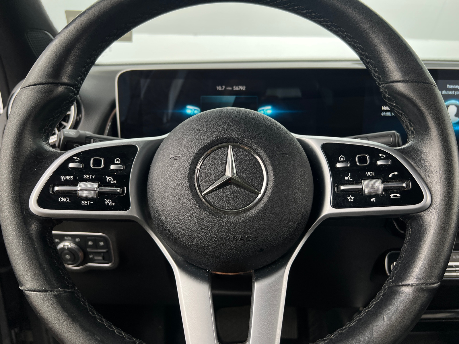 Thumbnail: 2021 Mercedes-Benz GLB - 4