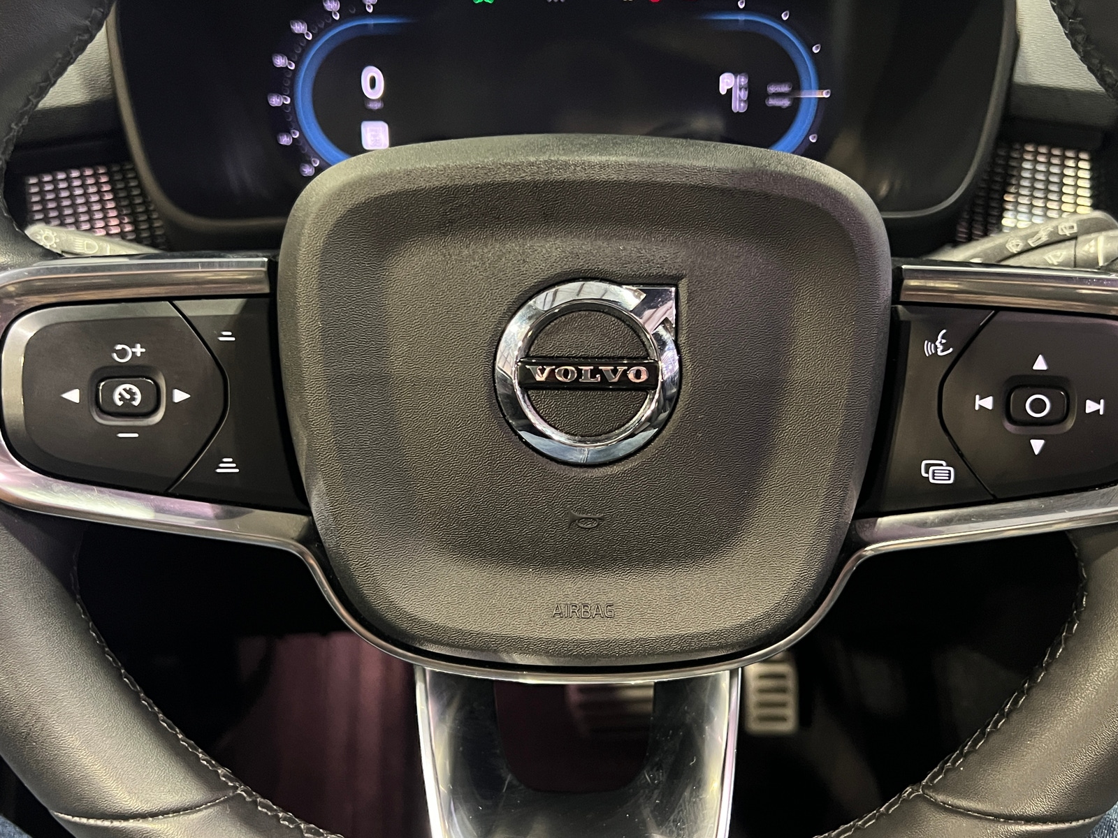 Thumbnail: 2022 Volvo XC40 - 4
