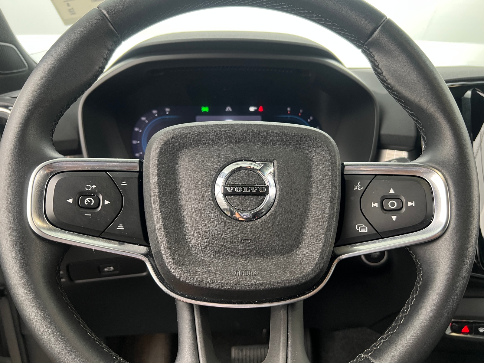 Thumbnail: 2025 Volvo XC40 - 5