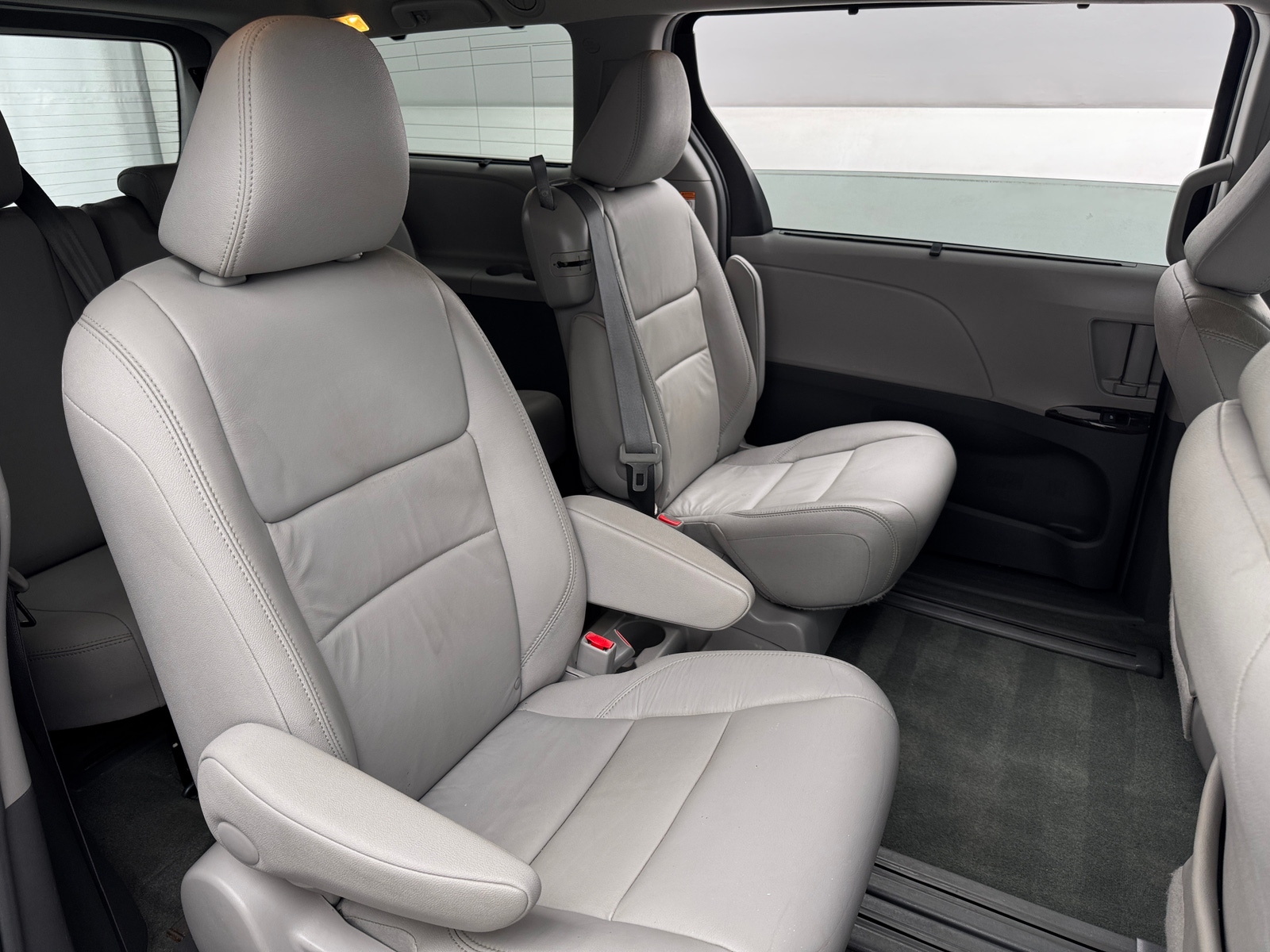 Thumbnail: 2016 Toyota Sienna - 5