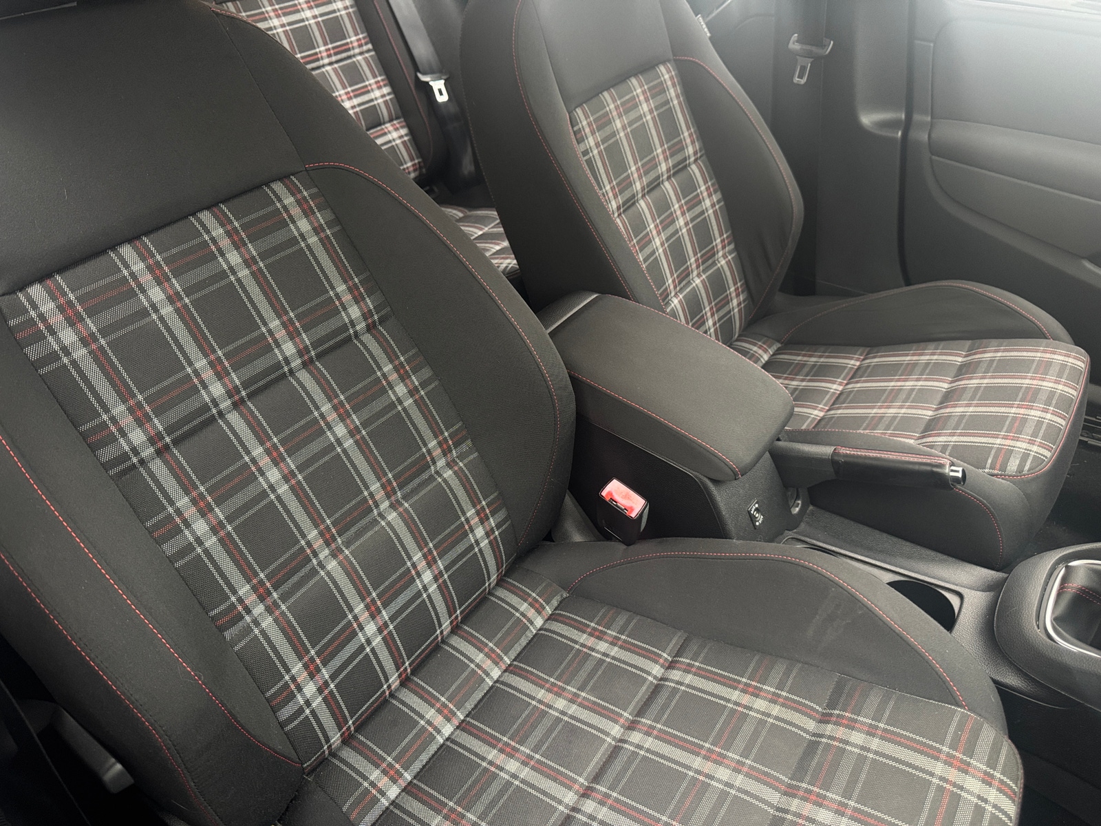 Thumbnail: 2011 Volkswagen Golf - 2