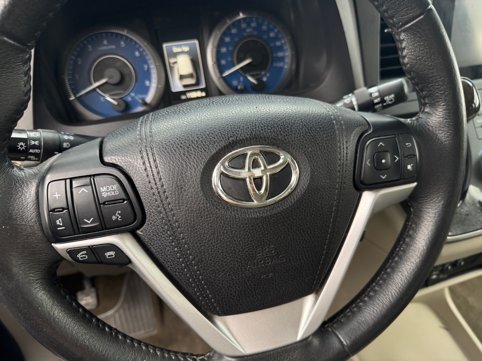 Thumbnail: 2017 Toyota Sienna - 4