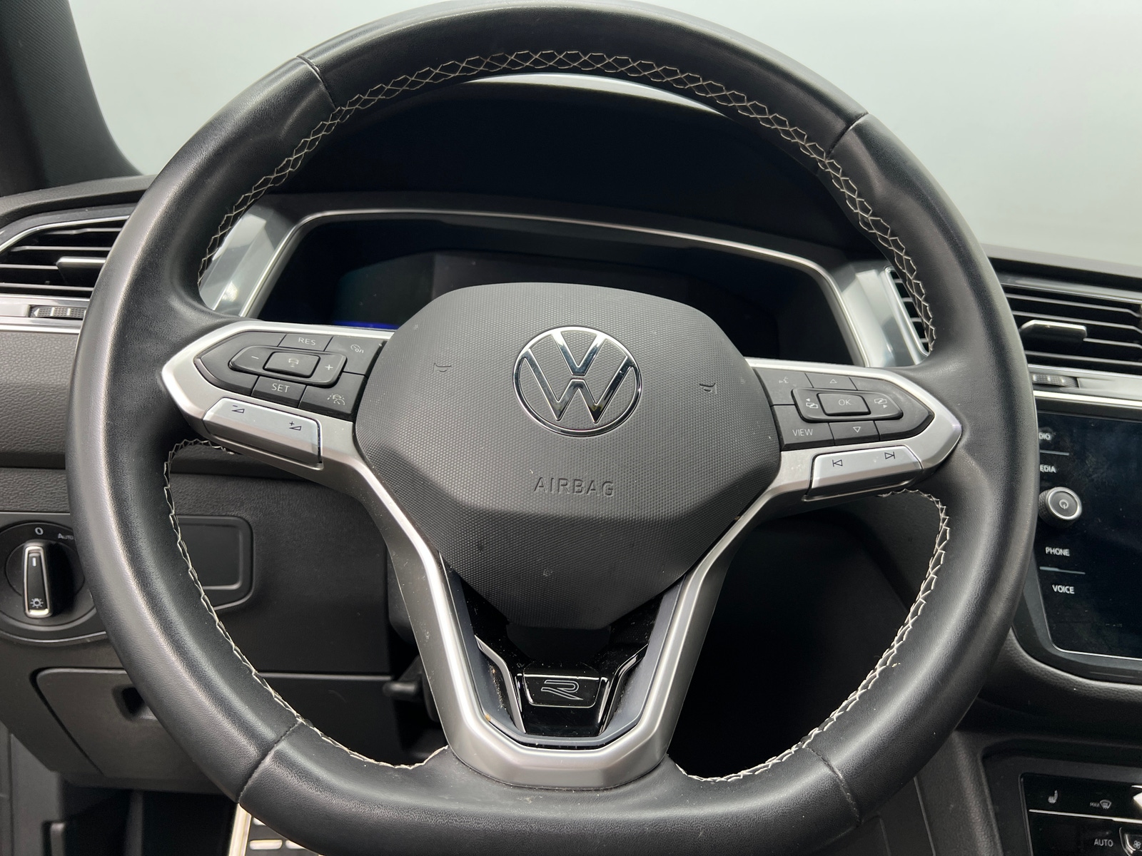 Thumbnail: 2023 Volkswagen Tiguan - 4