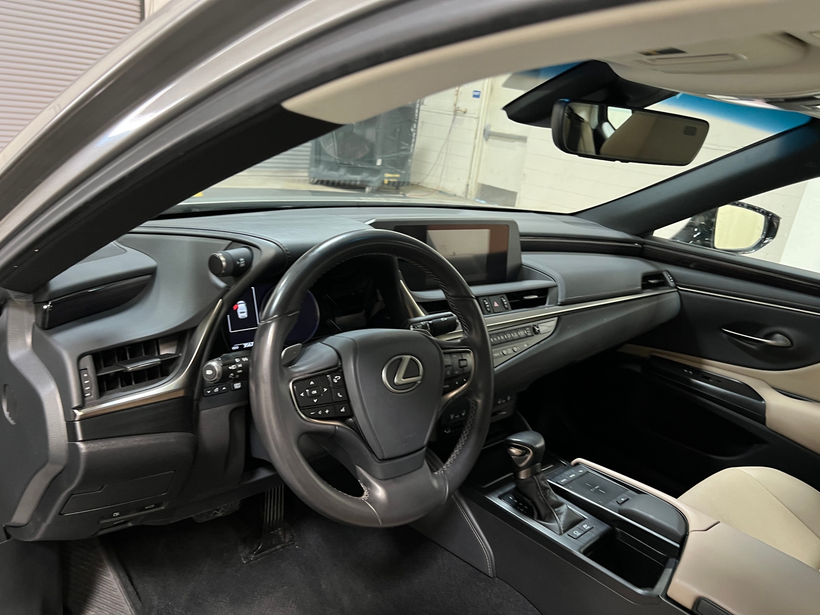 Thumbnail: 2021 Lexus ES - 2