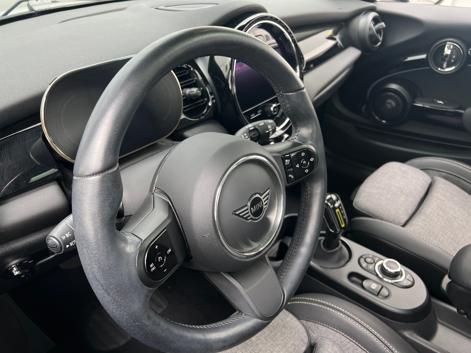 Thumbnail: 2022 MINI Cooper Hardtop - 4