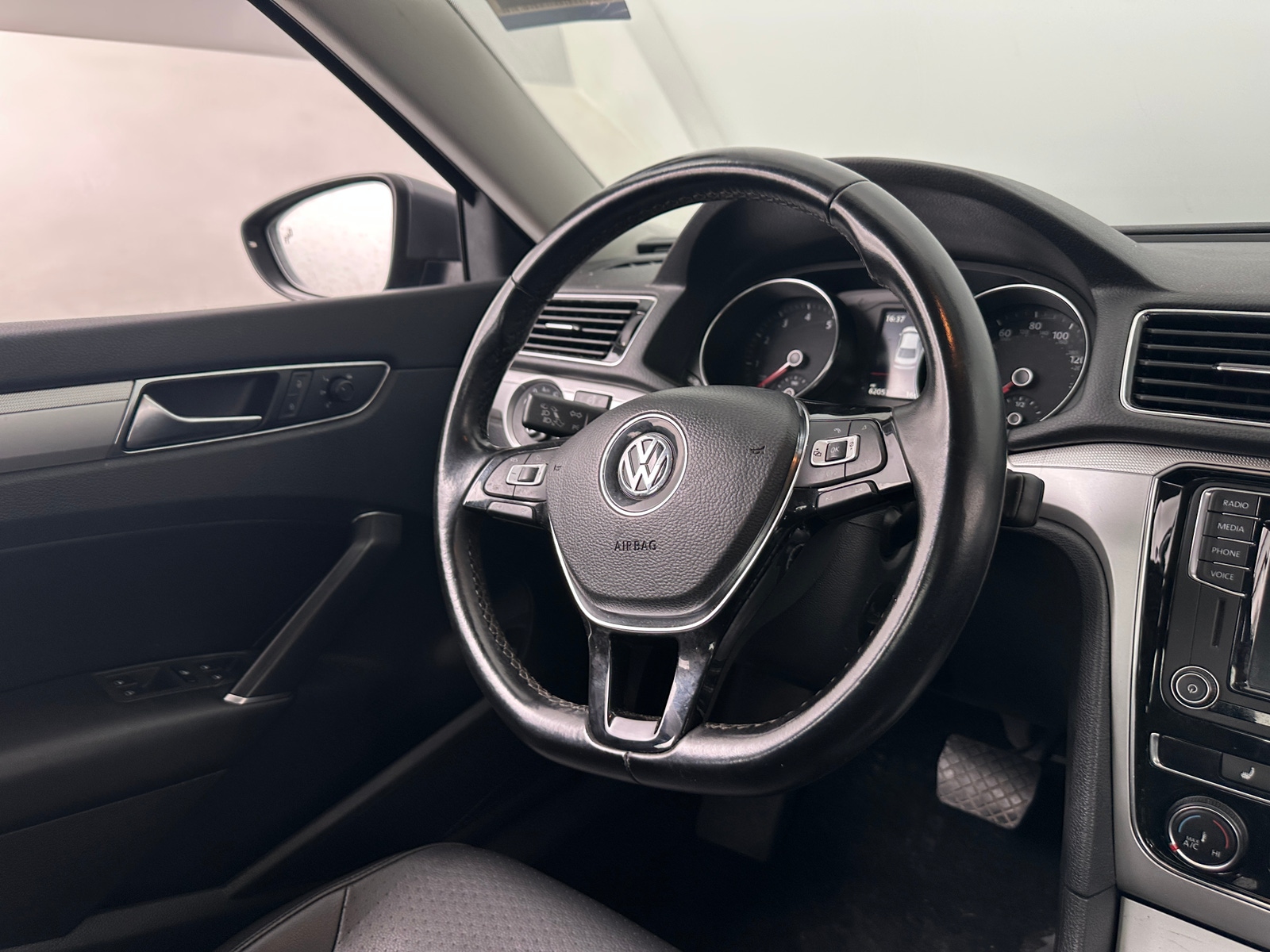 Thumbnail: 2019 Volkswagen Passat - 4