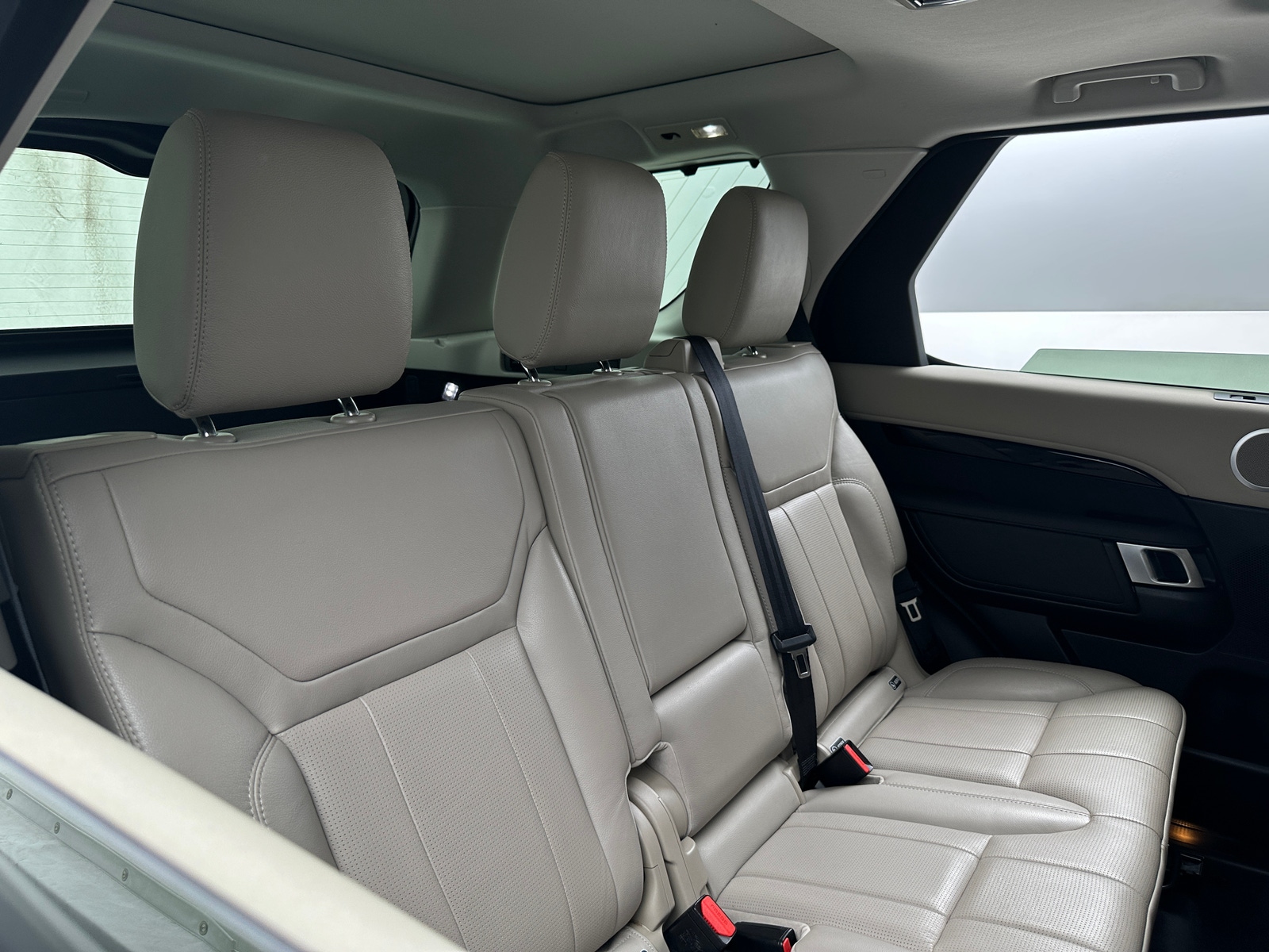 Thumbnail: 2020 Land Rover Discovery - 5
