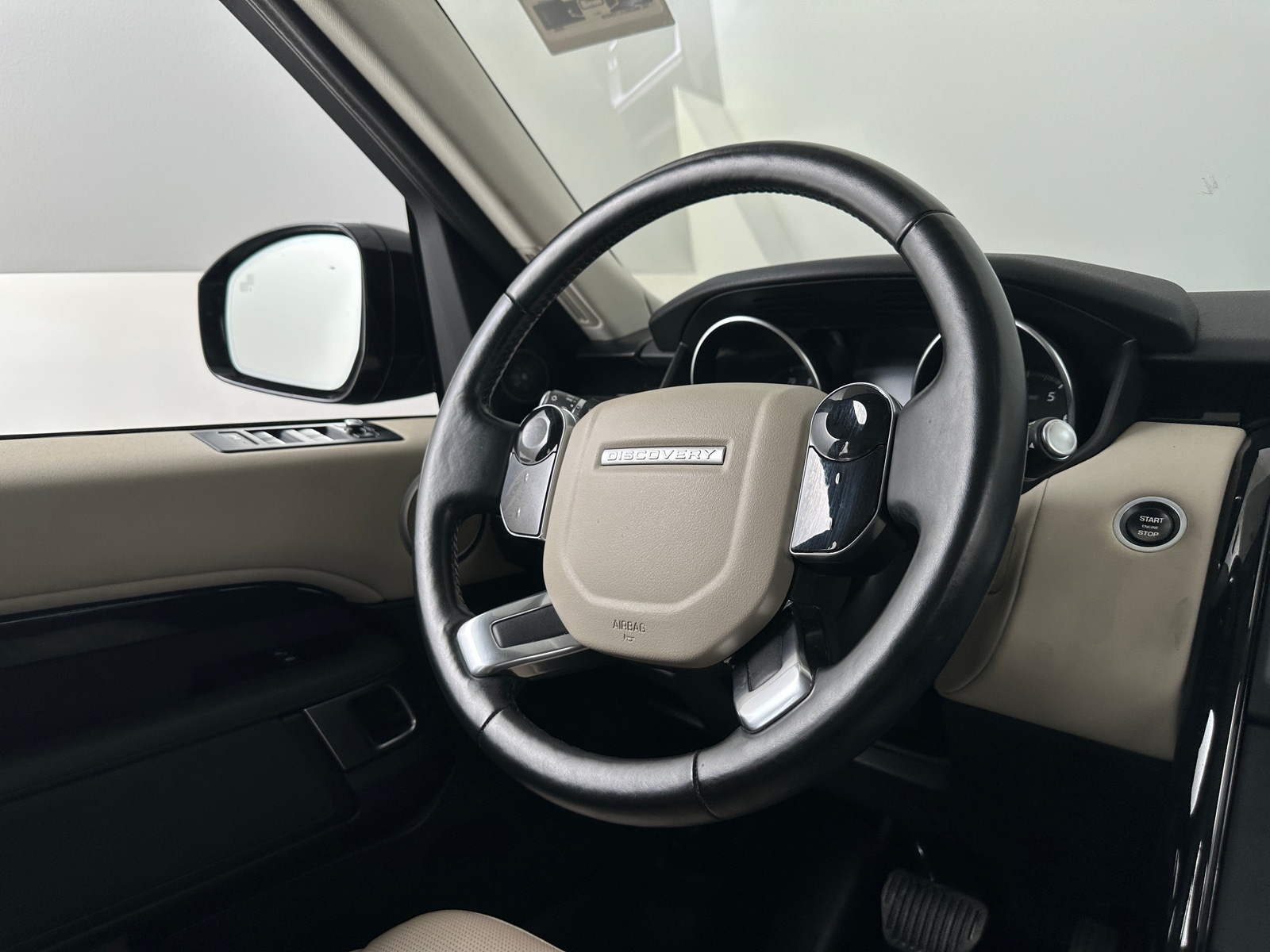 Thumbnail: 2020 Land Rover Discovery - 4
