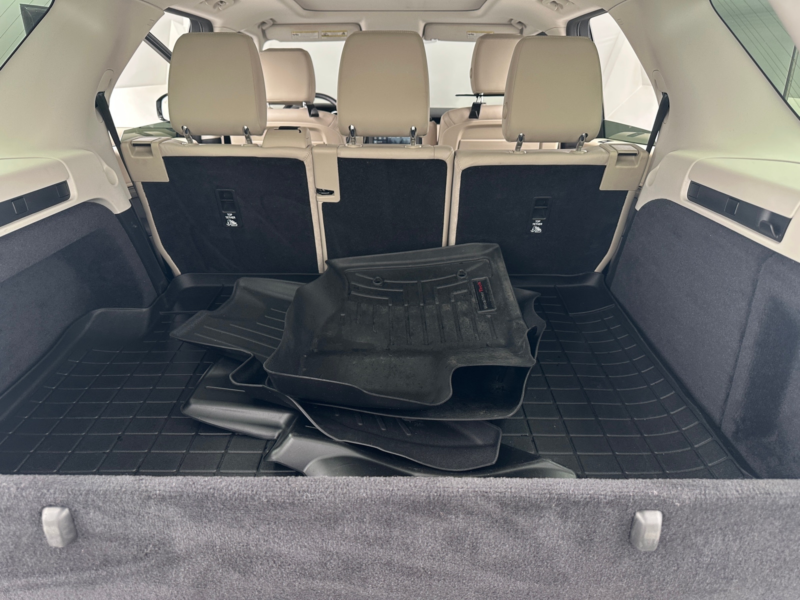 Thumbnail: 2020 Land Rover Discovery - 6
