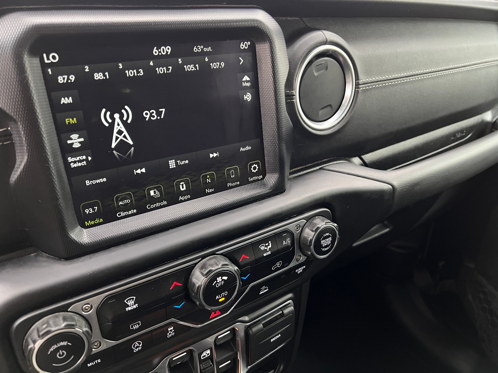 Thumbnail: 2021 Jeep Gladiator - 3