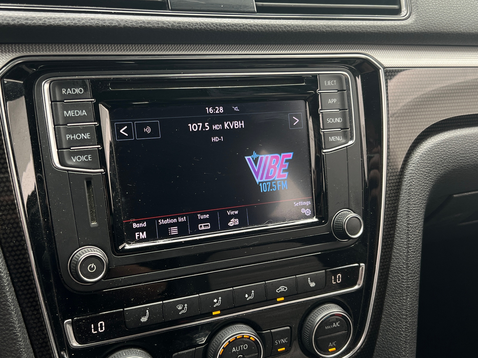 Thumbnail: 2018 Volkswagen Passat - 3