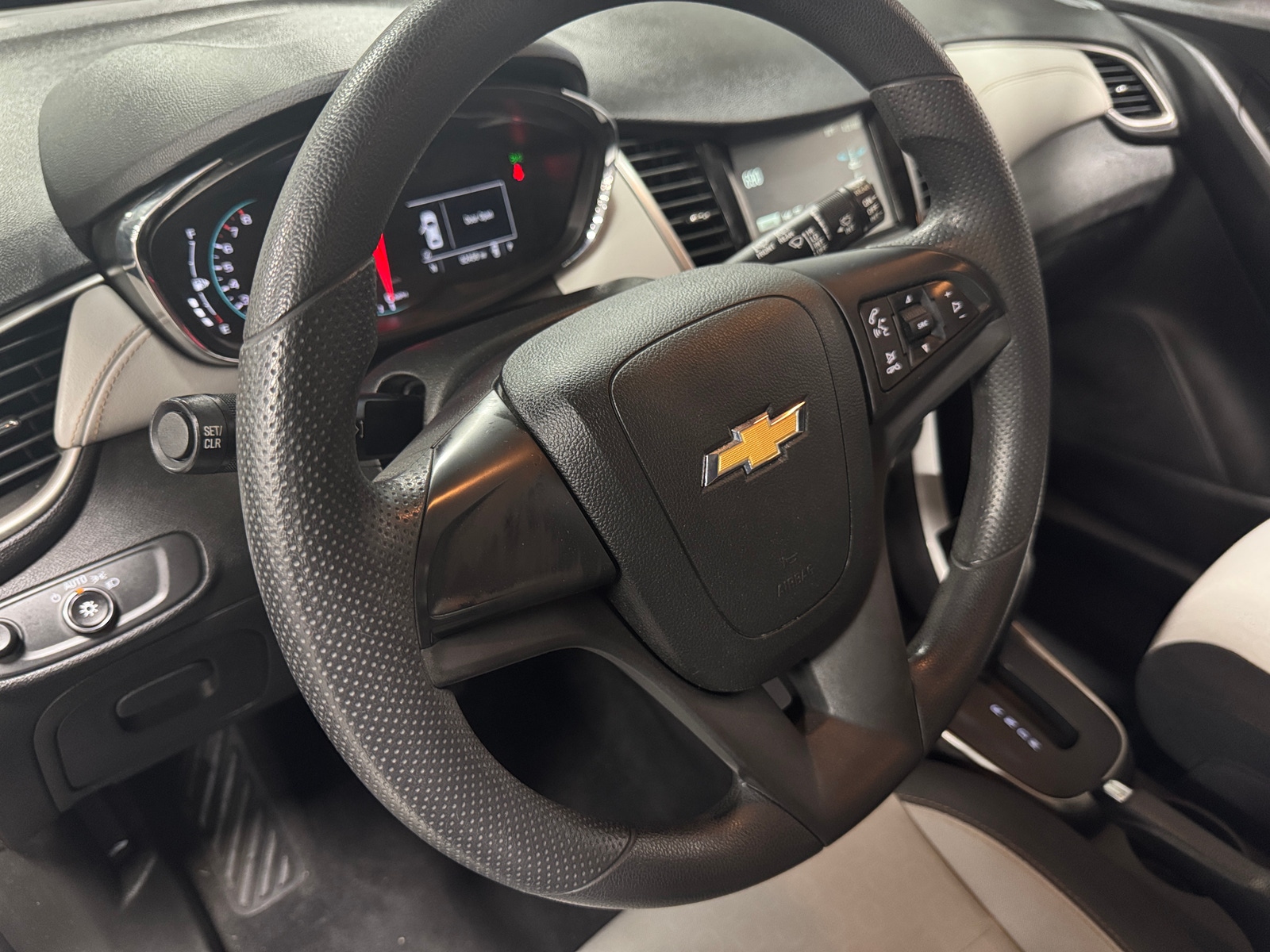 Thumbnail: 2017 Chevrolet Trax - 5