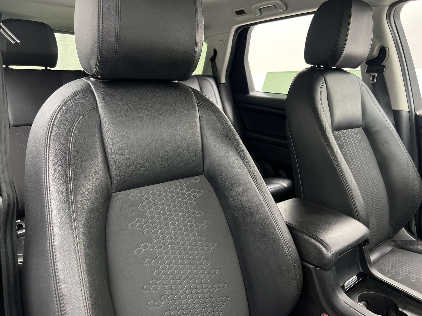 Thumbnail: 2017 Land Rover Discovery Sport - 2