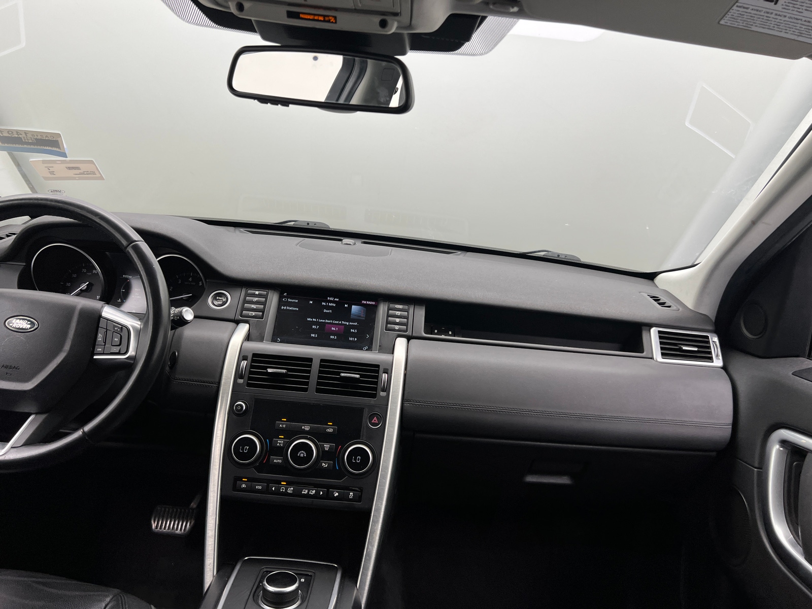 Thumbnail: 2017 Land Rover Discovery Sport - 3