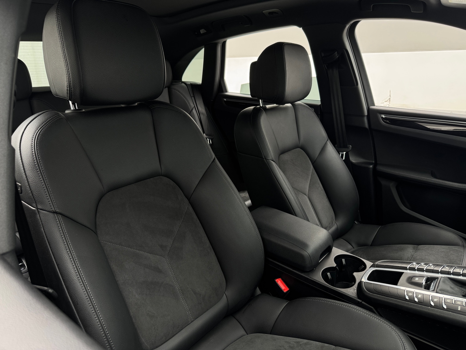 Thumbnail: 2021 Porsche Macan - 2