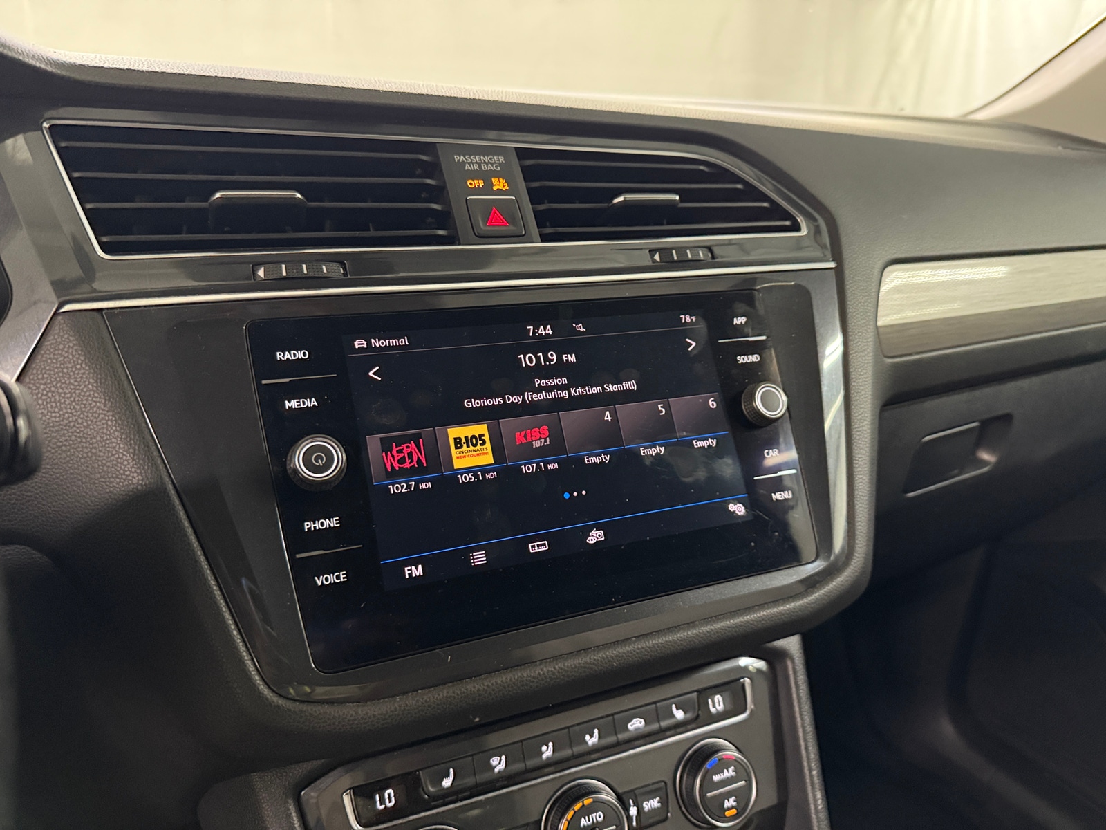 Thumbnail: 2018 Volkswagen Tiguan - 3