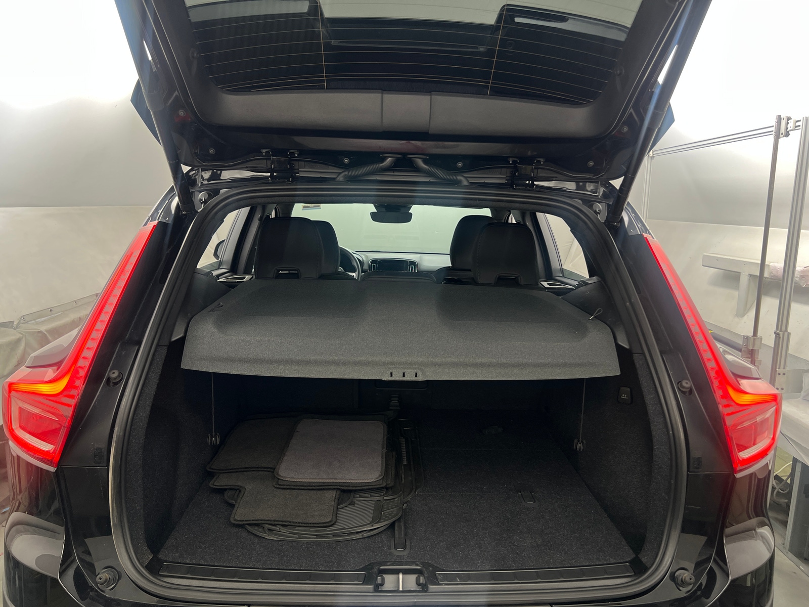 Thumbnail: 2023 Volvo XC40 - 7