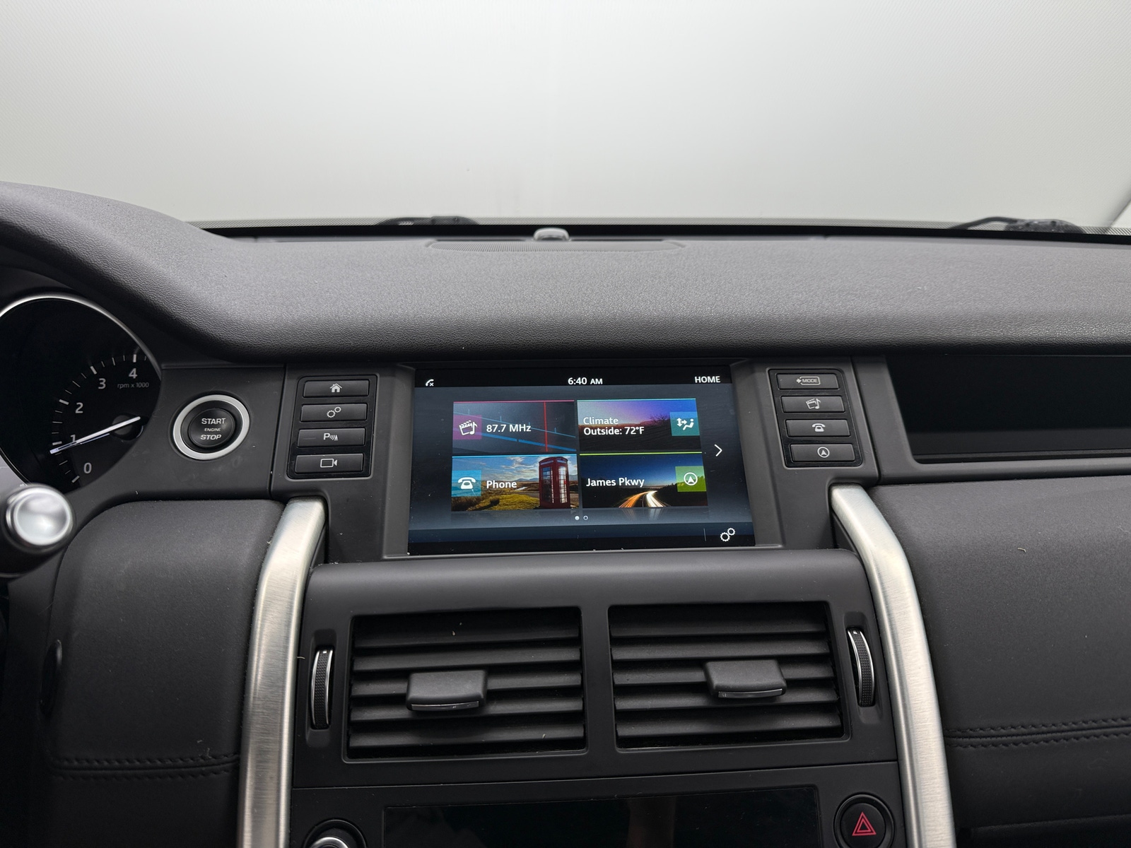 Thumbnail: 2019 Land Rover Discovery Sport - 3