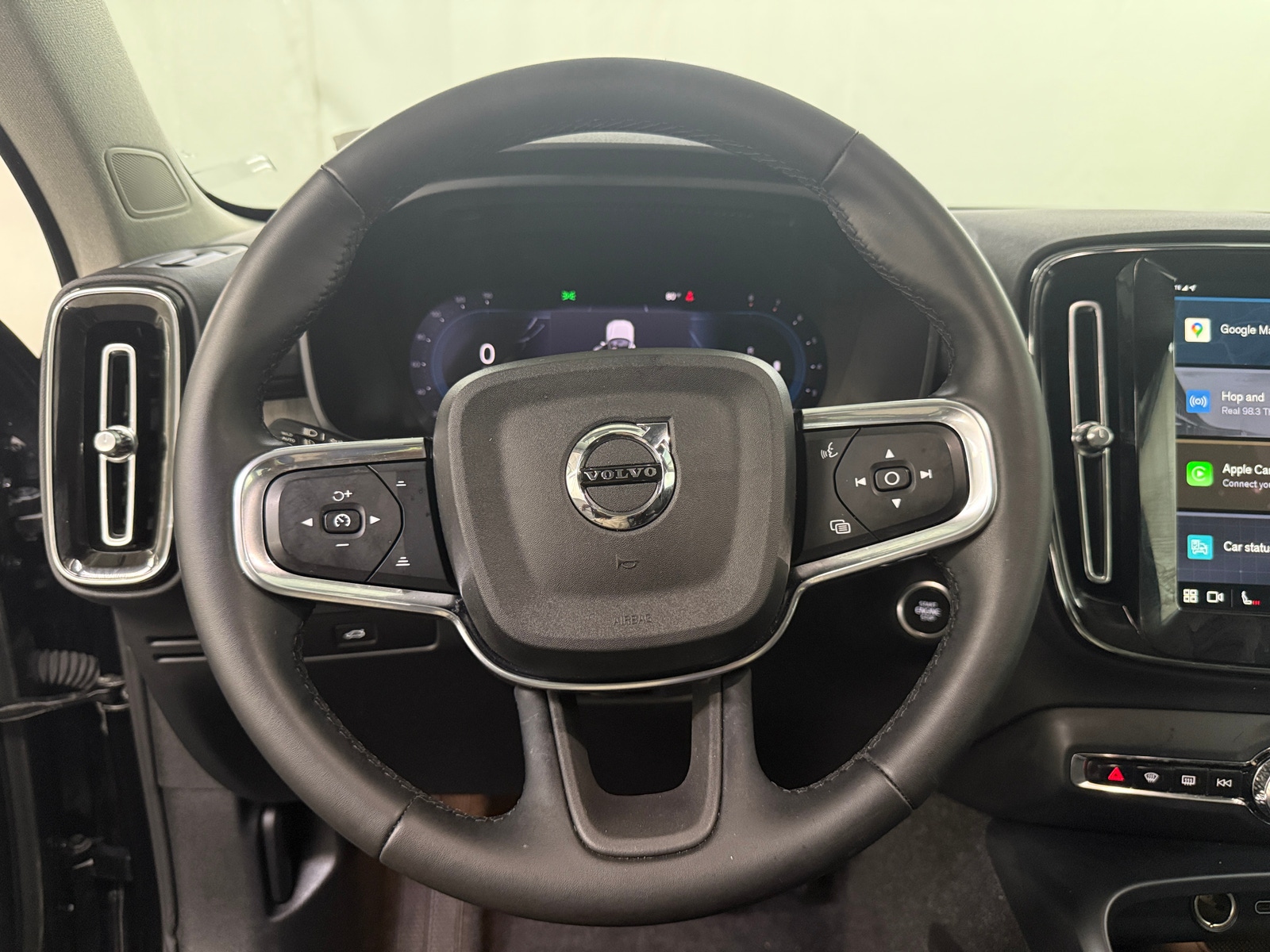 Thumbnail: 2025 Volvo XC40 - 4