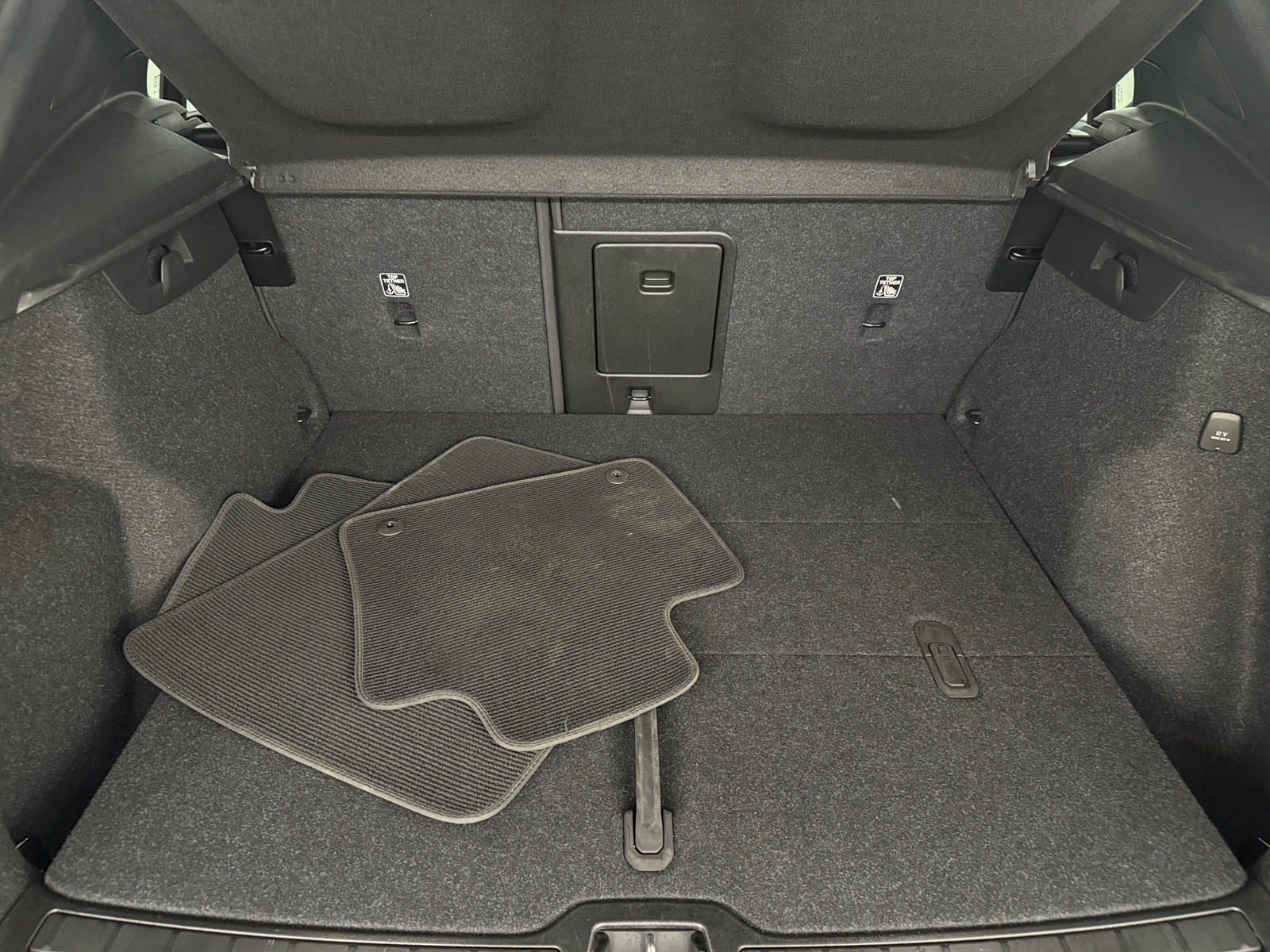 Thumbnail: 2025 Volvo XC40 - 6
