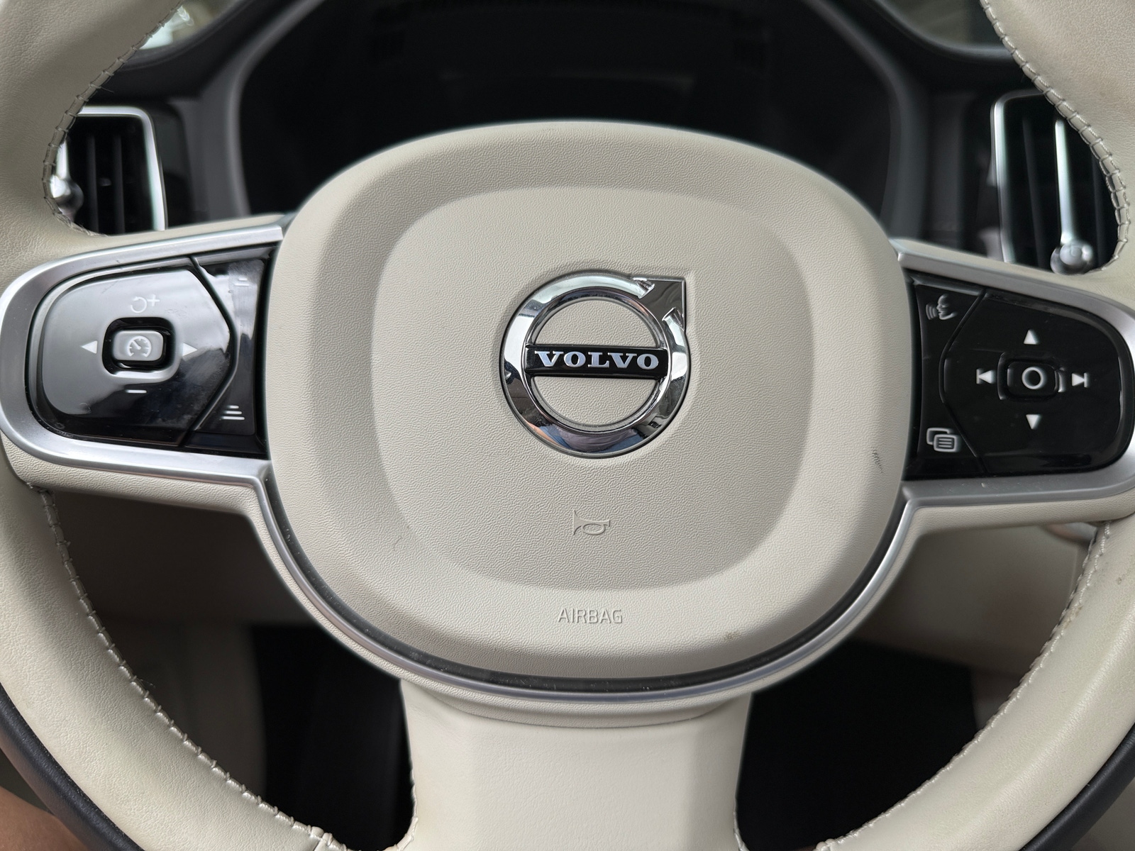 Thumbnail: 2022 Volvo XC60 - 4