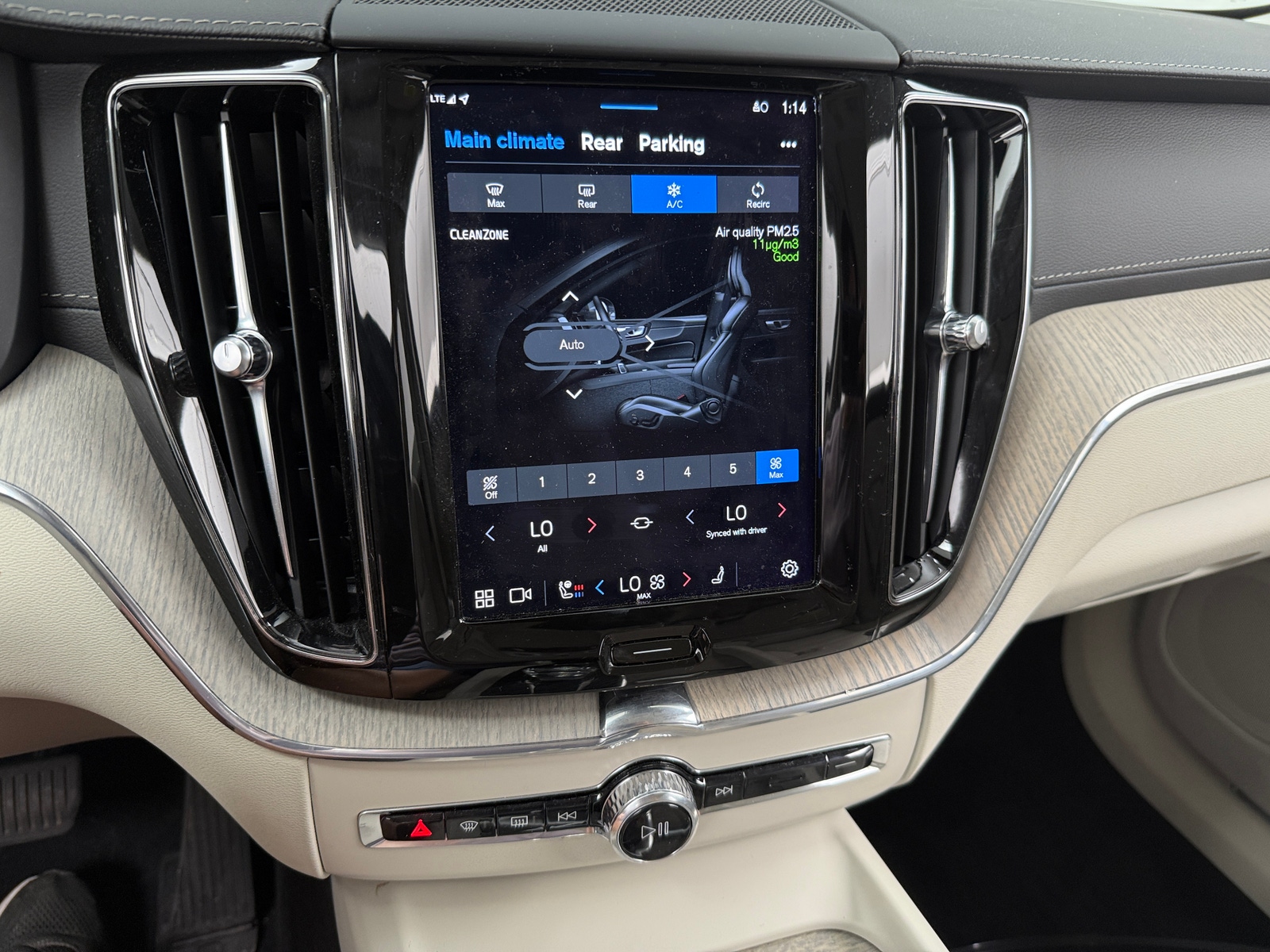 Thumbnail: 2022 Volvo XC60 - 3