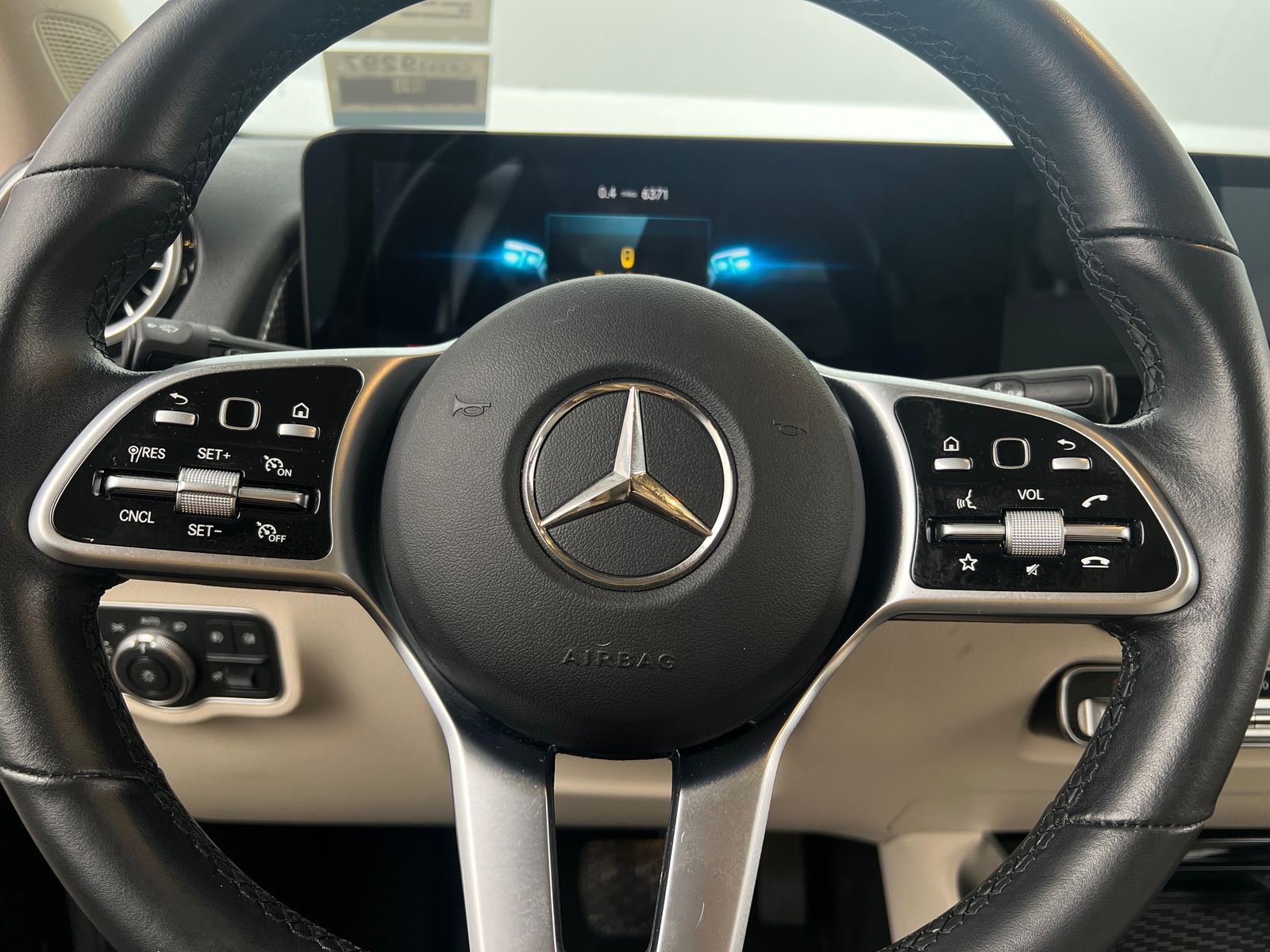 Thumbnail: 2022 Mercedes-Benz GLB - 4