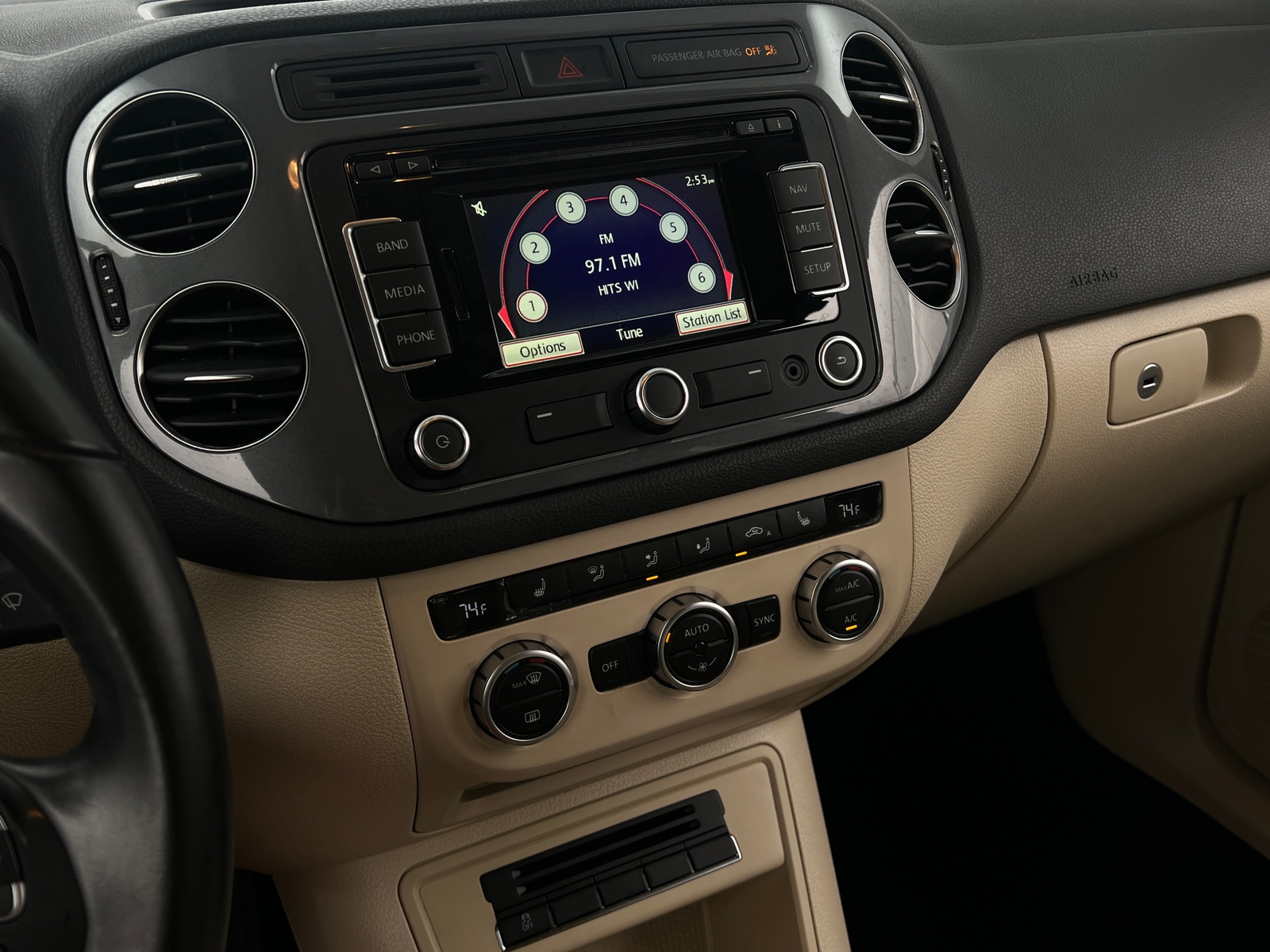 Thumbnail: 2015 Volkswagen Tiguan - 4