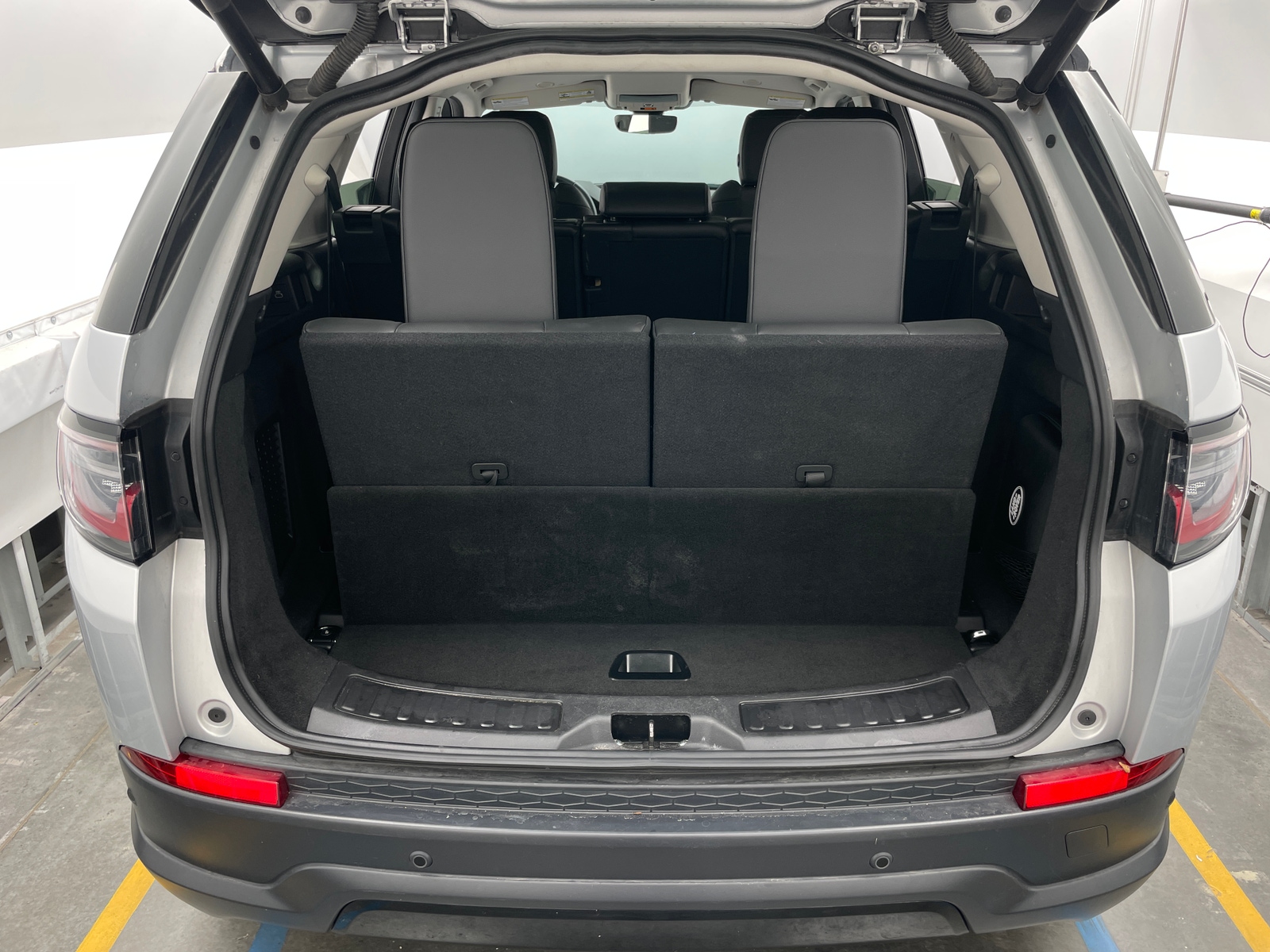 Thumbnail: 2023 Land Rover Discovery Sport - 6