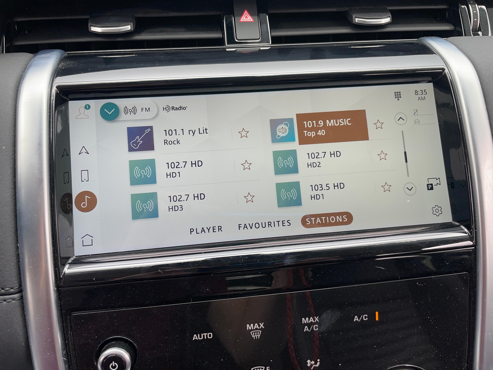 Thumbnail: 2023 Land Rover Discovery Sport - 3