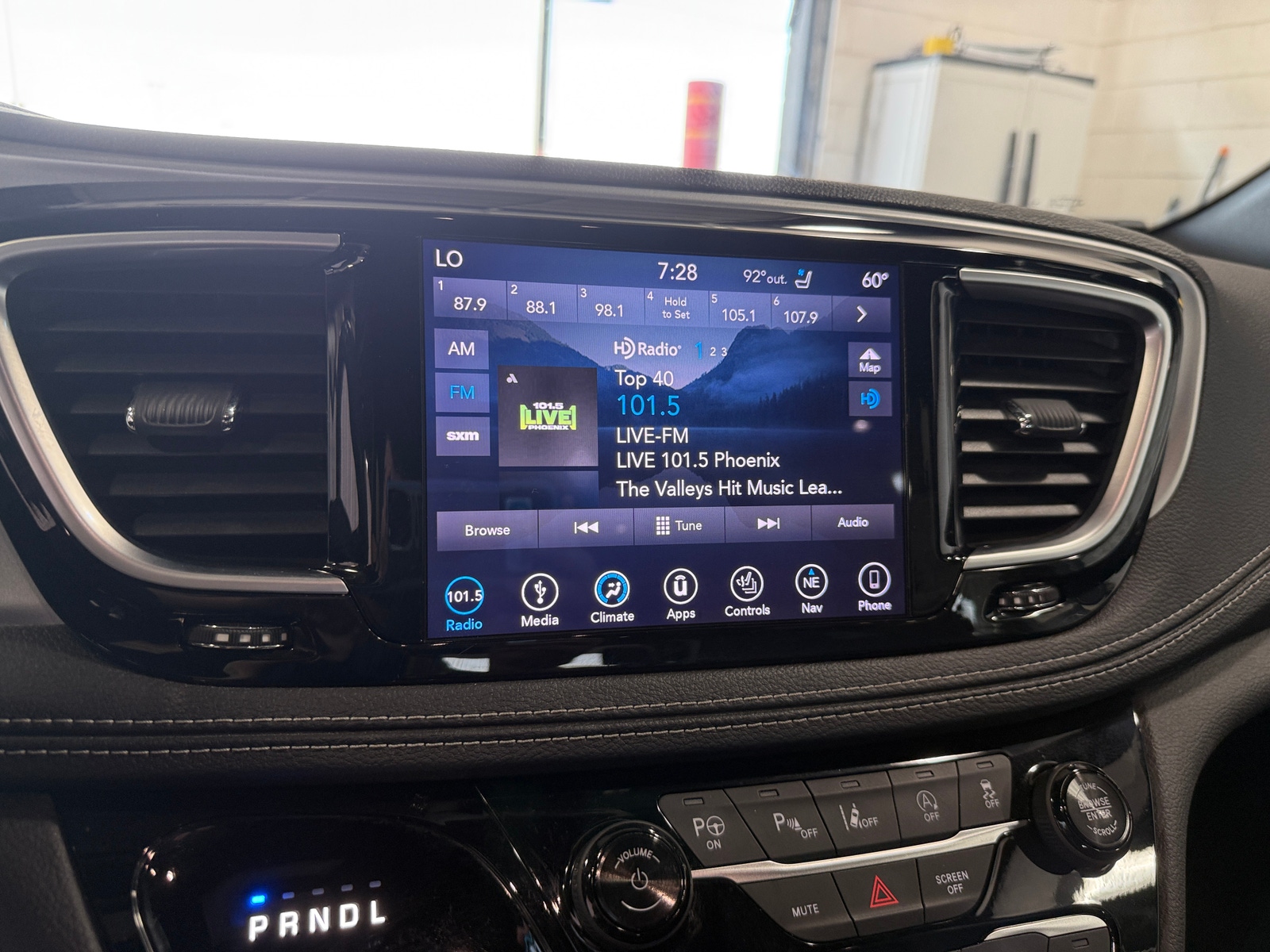 Thumbnail: 2018 Chrysler Pacifica - 3