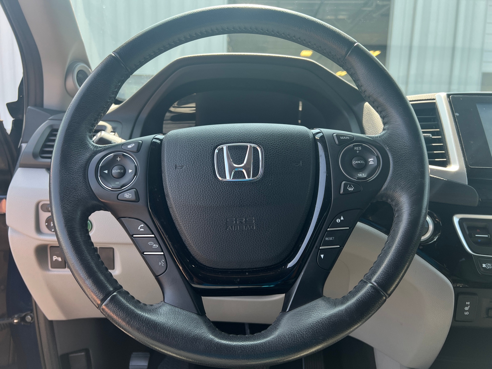 Thumbnail: 2017 Honda Pilot - 4