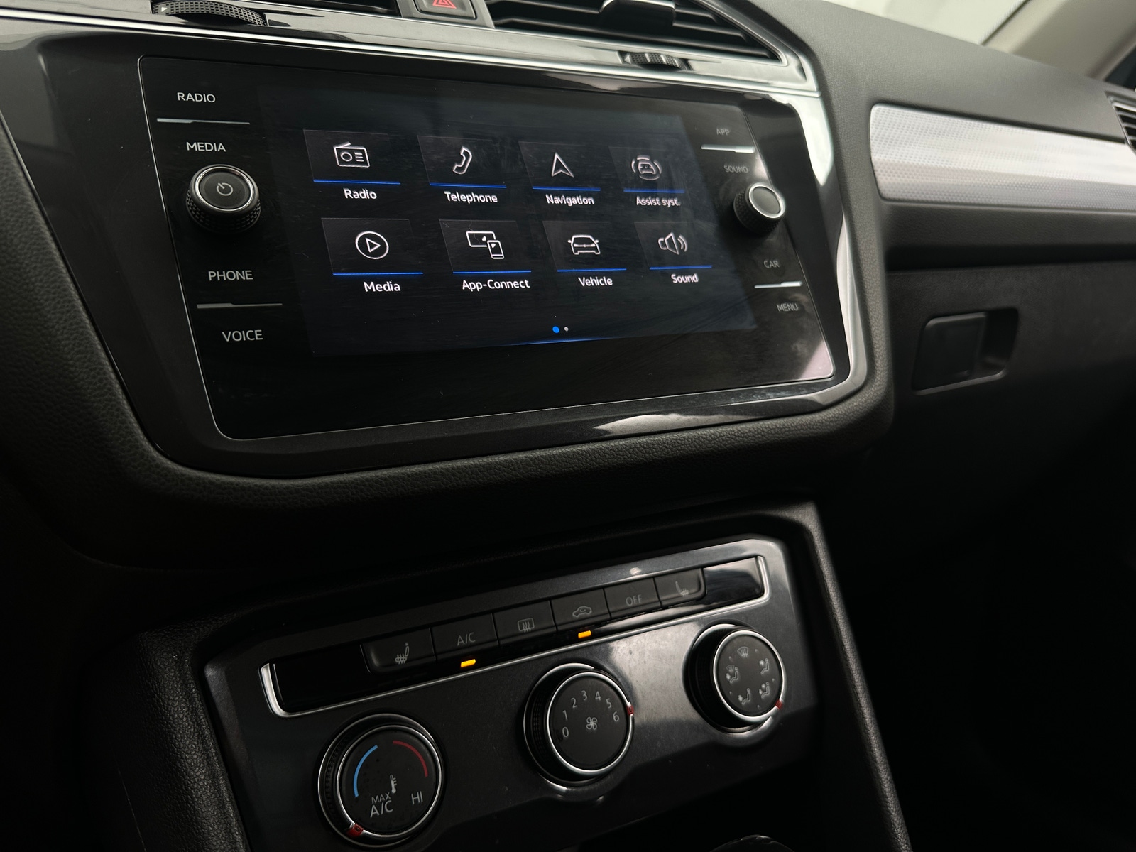 Thumbnail: 2024 Volkswagen Tiguan - 4