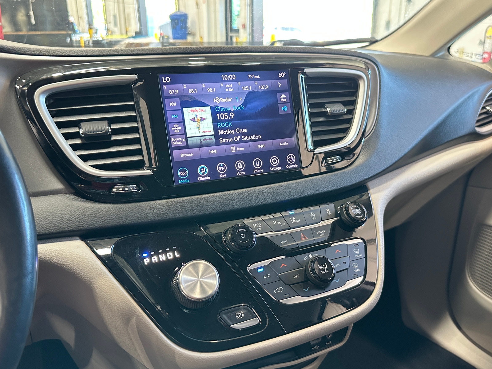 Thumbnail: 2020 Chrysler Pacifica - 3