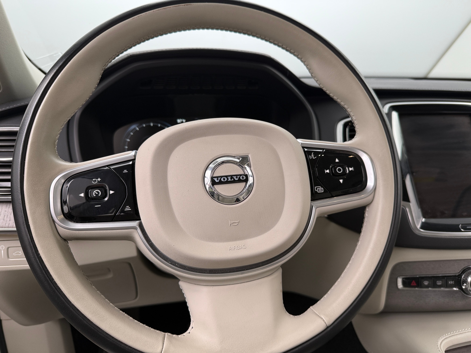 Thumbnail: 2022 Volvo XC90 - 4