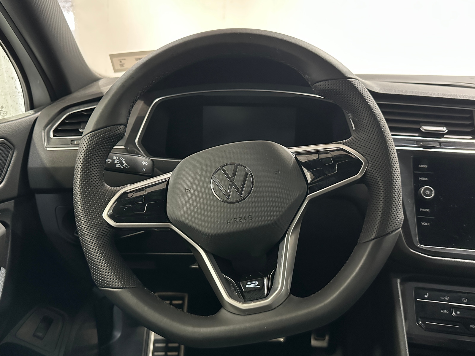 Thumbnail: 2022 Volkswagen Tiguan - 4
