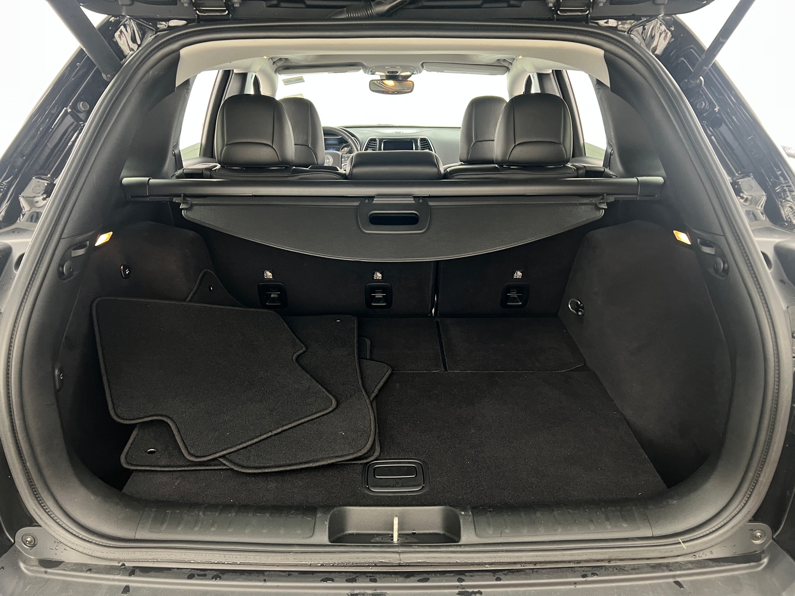 Thumbnail: 2019 Jeep Cherokee - 6