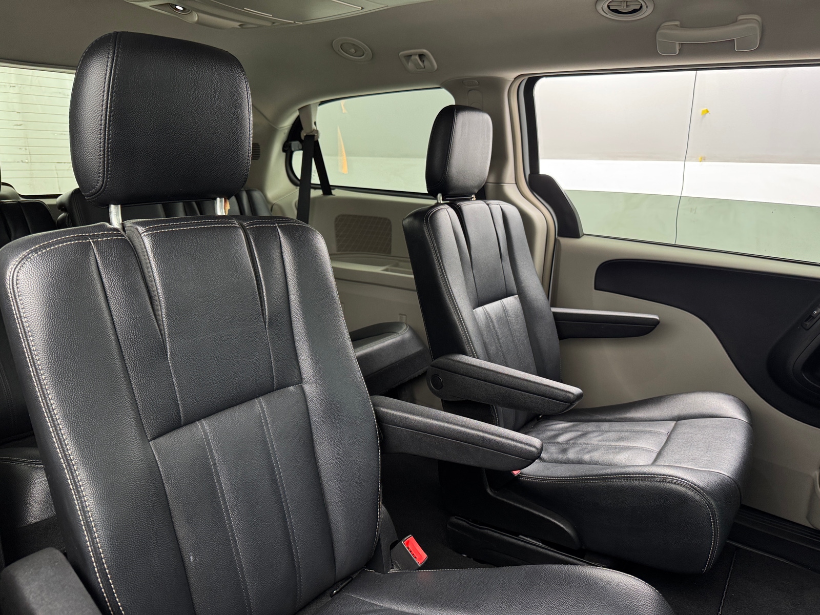 Thumbnail: 2014 Chrysler Town & Country - 5