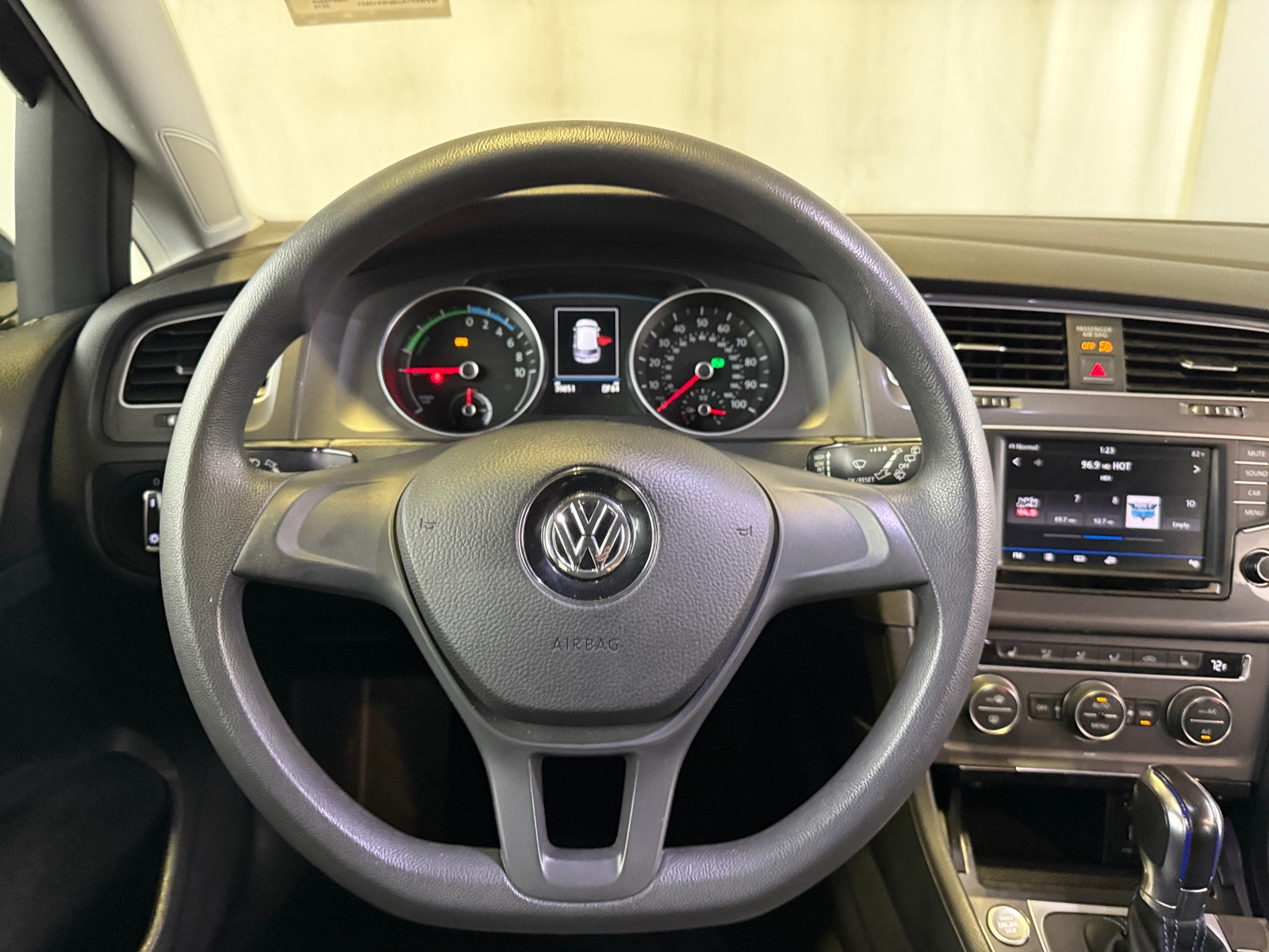 Thumbnail: 2016 Volkswagen e-Golf - 5